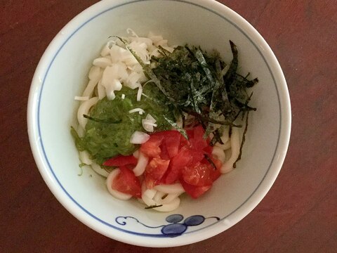 トマトとメカブのぶっかけうどん！